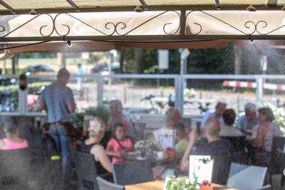 Waternevel op terras in Otterlo om te zorgen dat het terrasweer blijft
