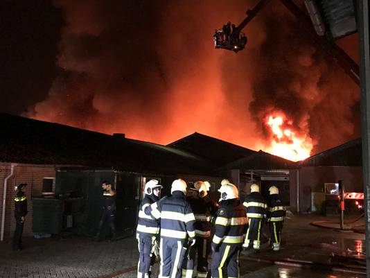 De vlammen zijn tot ver boven het gebouw te zien.