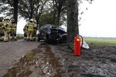 Bestuurder gewond bij eenzijdig ongeluk op Klotweg in Landhorst