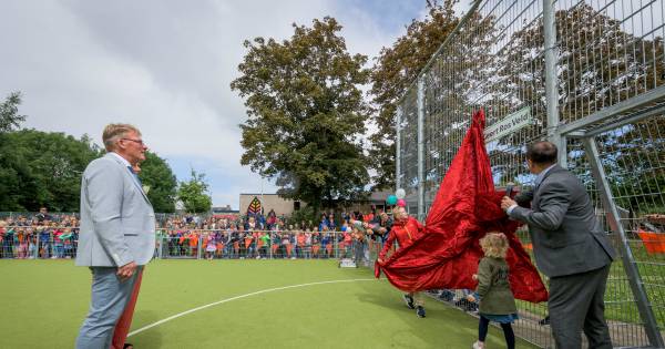Kunstgrasveld in Delden als cadeau voor scheidende directeur Geert Ros