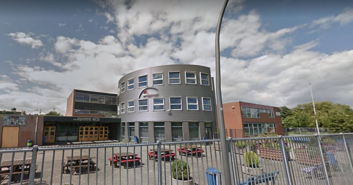 Middelbare scholen in Lelystad krijgen volop handgel aangeboden ‘Goede hoop dat we genoeg