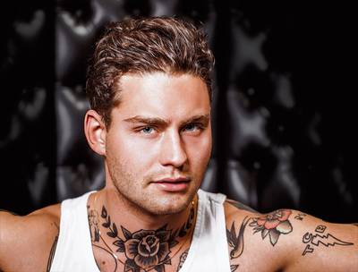 Douwe twijfelt over snorretje, Jan opgesloten in Kooi