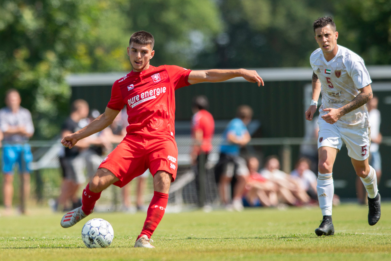 FC Twente-aanwinst Lindon Selahi droomt weg bij volle Grolsch ...