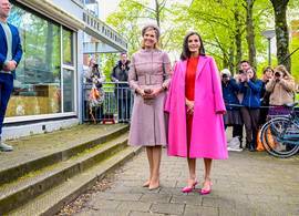 Máxima en Letizia steken elkaar naar de kroon in roze en oranje 