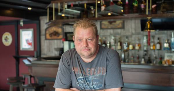 Café De Passage in Wezep mag tot vreugde van kroegbaas Han weer open na massale steekpartij: ‘Ik heb wel genoeg tv gekeken'.