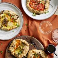 Knapperige galettes met tomaat en mozarella