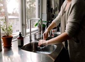 Wat is goedkoper: met de hand afwassen óf de vaatwasser gebruiken?