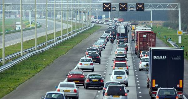 Vertraging van 40 minuten op A28 door ongeluk tussen t Harde en Ommen.