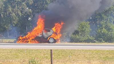 Auto brandt volledig uit op N18, bestuurder weet net op tijd te ontsnappen