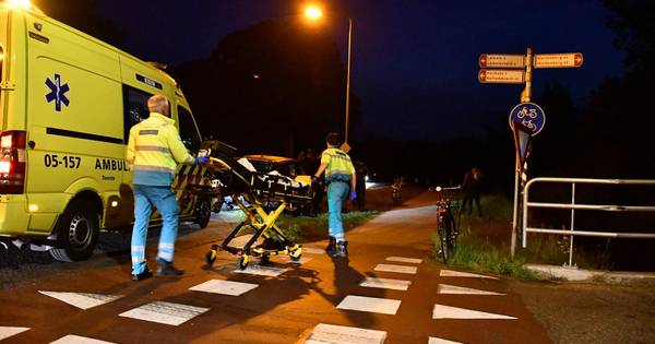 Jonge fietsster naar ziekenhuis na aanrijding in Den Ham - Tubantia