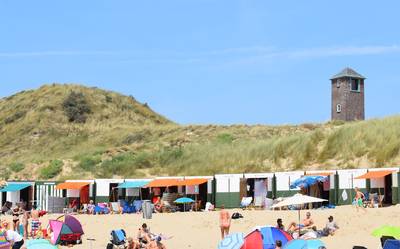 Tieners breken 120 strandhokjes open en vernielen spullen in Zoutelande