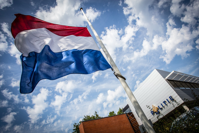 Zó hijs je de vlag volgens de regels | Dodenherdenking | AD.nl