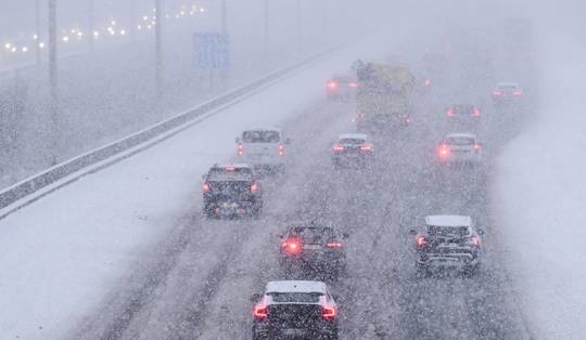 Treinverkeer naar Nederland stilgelegd door winterweer, ook haventerminals leggen operaties stil • Elf wintersportcentra geopend