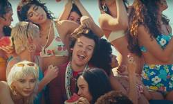 Ultiem zomers: shop de leukste looks uit Harry Styles’ nieuwe videoclip