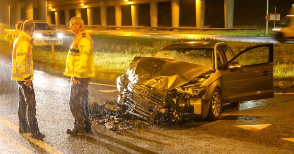 Auto volledig in puin na botsing met vrachtwagen in Apeldoorn.