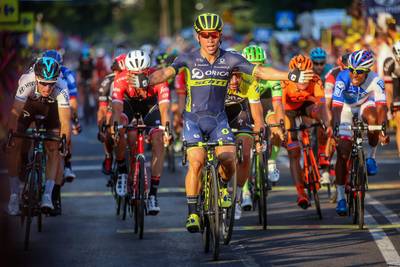 Ewan klopt Danny van Poppel in de sprint