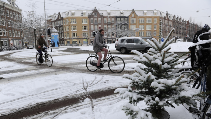 Dik pak sneeuw legt Nederland lam | Binnenland | AD.nl