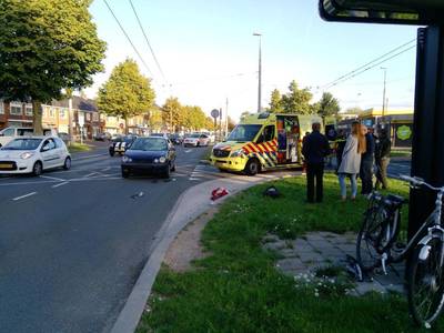 Fietser met spoed naar ziekenhuis na aanrijding Arnhem