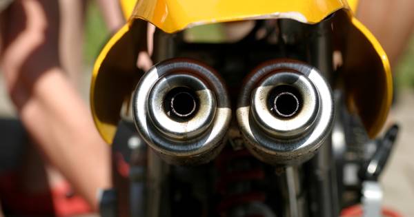 Motorrijder doet wheelie vlakbij volle terrassen in Willemstad - BN DeStem