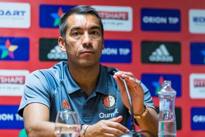 Van Bronckhorst schaamt zich: 'Ik sta hier compleet versteld van'