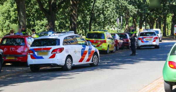 Fietsster raakt gewond in Apeldoorn na botsing met auto.