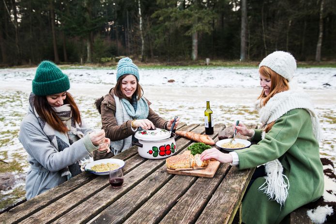 Opwarmen in de tipi | Reizen | AD.nl Winterkamperen: opwarmen in de tipi Dagblad van het Noorden