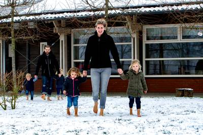 Ook elders peuters met blote voeten in de sneeuw: ‘Deze ophef is zwaar overdreven’