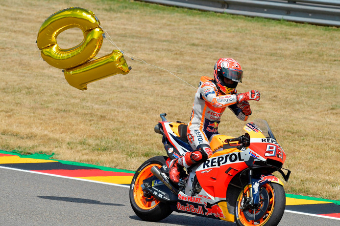 Marquez rijdt na zijn zege rond met een ballon met het getal 10.