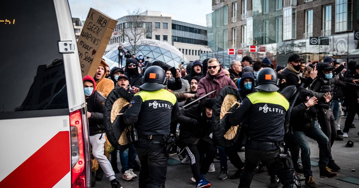 Vanavond opstanden in alle moeilijke wijken van Nederland (die verder niks met bezorgde burgers tegen covidwetgeving te maken hebben) en ziedaar, weg is je rechtstaat. Well played Rutte. Lekker gewerkt boys. Enjoy 1943.