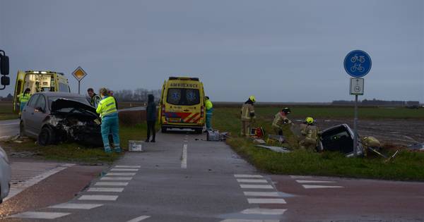 Twee gewonden bij botsing bij Stavenisse, weg is afgesloten.