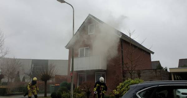 Woningbrand in Hengelo snel onder controle: HENGELO - Aan de Meervalstraat in Hengelo is zondag aan het begin van de middag een brand uitgebroken in een woning.