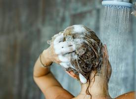 Dit is waarom je je haar het beste twéé keer kunt wassen