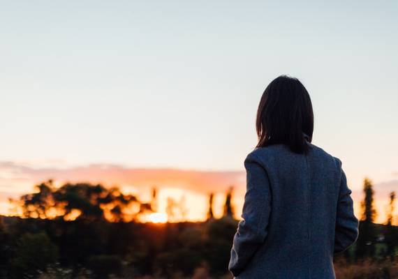 Fiona (40) ontdekte dat haar overleden vader een affaire had: “Had mijn moeder er recht op om dit te weten?”