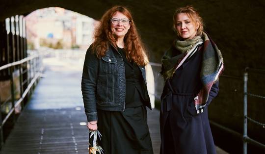 Filosofen Alicja Gescinska en Kristien Hens: ‘Mensen die vinden dat ze hun ogen kunnen sluiten voor de wereld, hebben het mis’