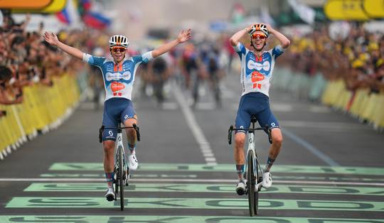 Romain Bardet wint openingsrit van Tour de France, Van Aert eindigt derde