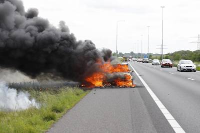 File op A73 tussen Cuijk en Malden door autobrand, weg is weer vrij