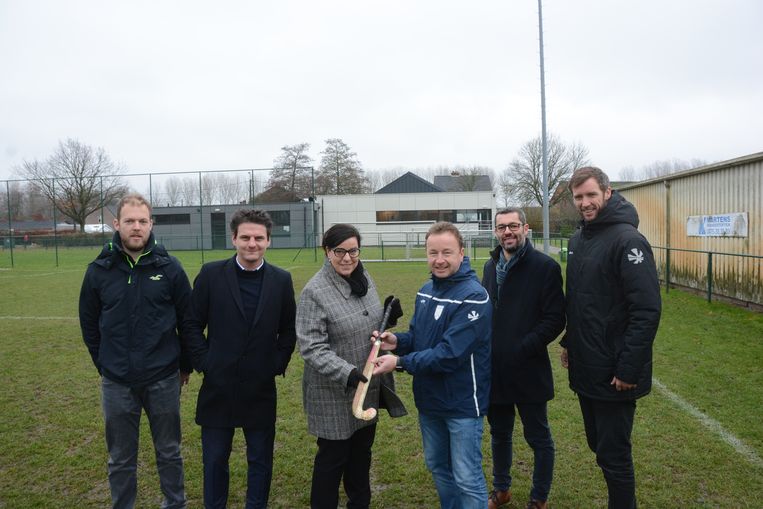 Een delegatie van de Hockey Club Beveren en Eendracht Verrebroek stelde de samenwerkingsplannen vrijdag voor. Het oefenveld waarop ze staan zal worden omgevormd tot een waterveld met kunstgras voor hockey.