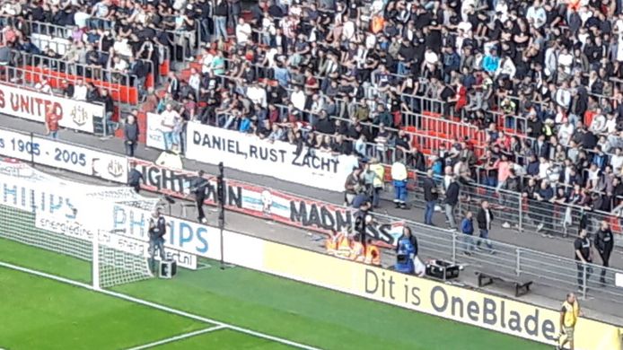 Uitvaart overleden PSV supporter Daniël van Bokhoven in PSV supporters willen rust in de tent | Foto | ed.nl
