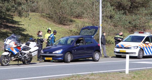 Politie pakt ‘oplichters' naast A1 bij Uddel: drie arrestaties.