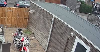 Betrapt: bezorger belt niet aan, maar gooit pakketjes over de schutting