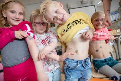 Kinderen zitten vol insecten: ‘een jongetje had een tattoo onder zijn voet, had ie stiekem gedaan’