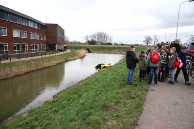 BMW rijdt sloot in bij Kesteren