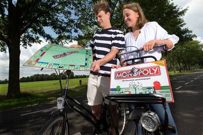 Jonge Achterhoekers fietsen langs alle straten van Monopoly: ‘Vliegvakantie is toch helemaal niet no