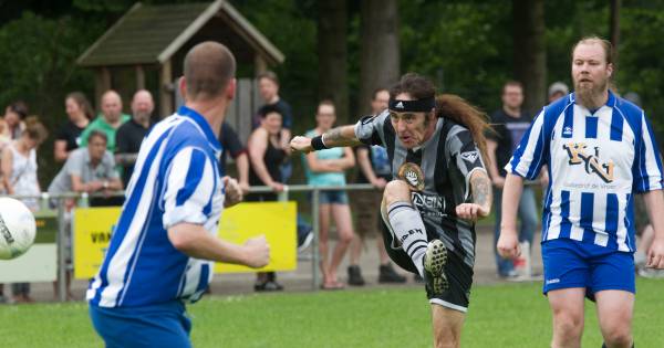 Verhaal bij Top 2000 a gogo baart opzien: hoe Iron Maiden kwam voetballen in een Brabants dorpje - B