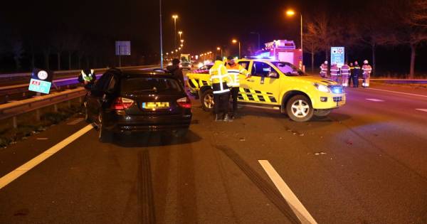 Auto weginspecteur aangereden in nasleep ongeluk op A2, verkeer negeert massaal rode kruizen.