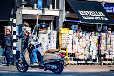 Helm, haarnetje en spray vaste uitrusting voor Amsterdamse scooterverhuurders