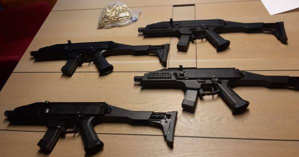 Bij de invallen werden ook nog zeven andere auto's, diverse wapens, €60.000 contant geld, twee dozen munitie en 100 kilo vuurwerk in beslag genomen .