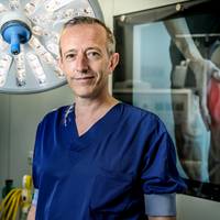 ‘Mensen komen kreupel bij ons binnen en wandelen na de operatie weer buiten’: wat is dat toch met onze knieën?