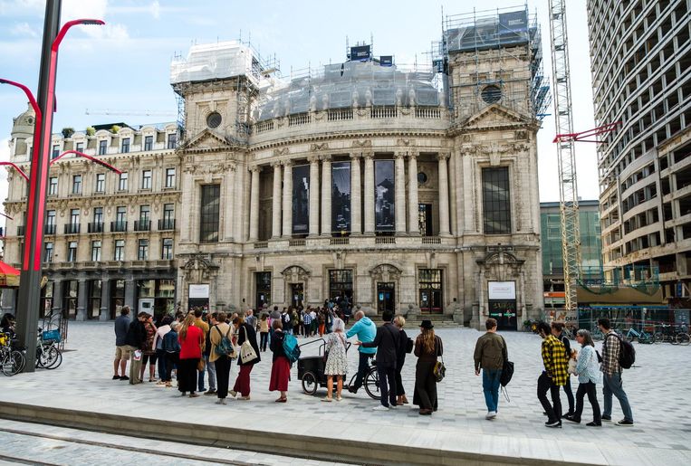 Buiten aan de Opera stond er een ellenlange rij.