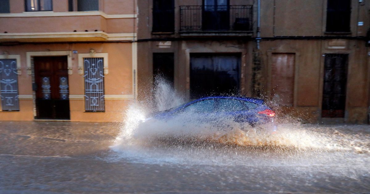 Noodweer zet straten in Valencia onder water Weernieuws Wetenschap & Planeet HLN